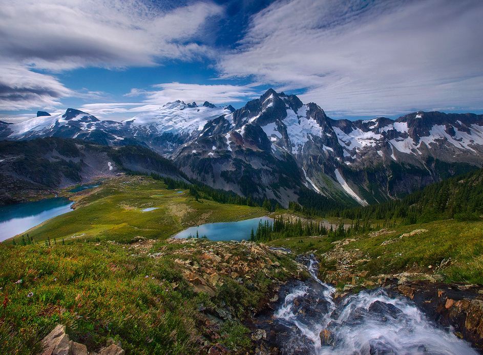Glaciated high peaks of Washington’s North Cascades, USA