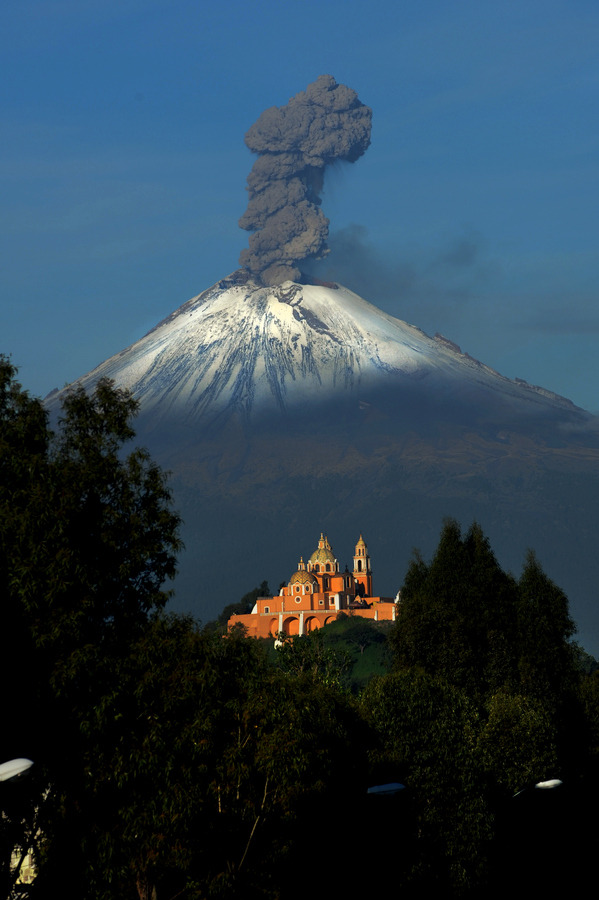 landscapelifescape:“ Popocatepetl, the most active Volcano in MexicoRaging Volcano by Cristobal Garciaferro Rubio”